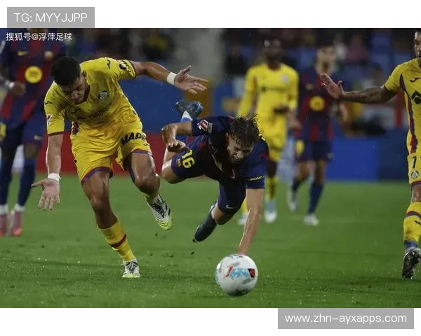 巴萨靠逼抢制造机会,费尔明抢断后直接远射轰门 巴萨靠逼抢制造机会,费尔明抢断后直接远射轰门