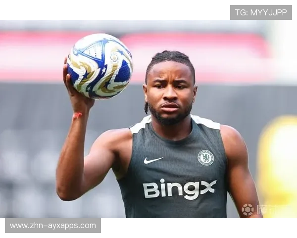 切尔西中路渗透更流畅，恩昆库接球后转身射门被封堵